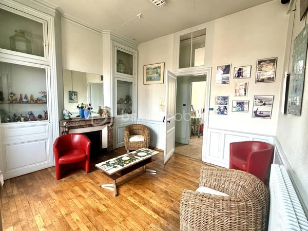 📍 ROANNE CENTRE 

🏡 Découvrez ce jour avec Ophélie GINEYS Bsk immobilier , Un appartement ancien aux volumes généreux, offrant un véritable potentiel de transformation et de division en plein cœur de Roanne , proche de toutes les commodités , rue Jean Jaurès.

Situé au 2ᵉ étage d’une résidence sécurisée, à proximité immédiate de toutes les commodités, cet ancien cabinet dentaire de 175 m² offre aujourd’hui une configuration particulièrement intéressante pour un projet immobilier.

🚨 Son atout majeur ? 3 portes distinctes sur le palier, permettant d’envisager une division en plusieurs lots.

- La création de 2 appartements après travaux apparaît comme une configuration particulièrement pertinente.

🔑 Côté potentiel : 

• Environ 175 m² de surface
• Grande entrée avec espace cabinet et rangements
• Salon/séjour d’environ 40 m²
• Plusieurs pièces permettant la création de chambres de 11 à 16 m²
• Coin cuisine avec espace douche
• WC indépendant
• Parquet ancien d’origine
• Cheminées décoratives
• Double vitrage PVC et bois + volets roulants électriques 
• 2 chaudières individuelles au gaz
• 2 caves
• Possibilité de louer un garage à proximité pour 50 €/mois

🏗️ Un bien à réinventer selon vos envies et votre stratégie patrimoniale :

➡️ Création de 2 appartements
➡️ Résidence principale avec beaux volumes
➡️ Projet d’investissement locatif
➡️ Division et valorisation après travaux

📊 Informations complémentaires :

• DPE : E
• Taxe foncière : 1 800 €/an
• Charges de copropriété : 550 €/trimestre (entretien des communs , eau froide , électricité commune , assurance de l’immeuble)
• Résidence sécurisée
• rafraîchissements à prévoir.