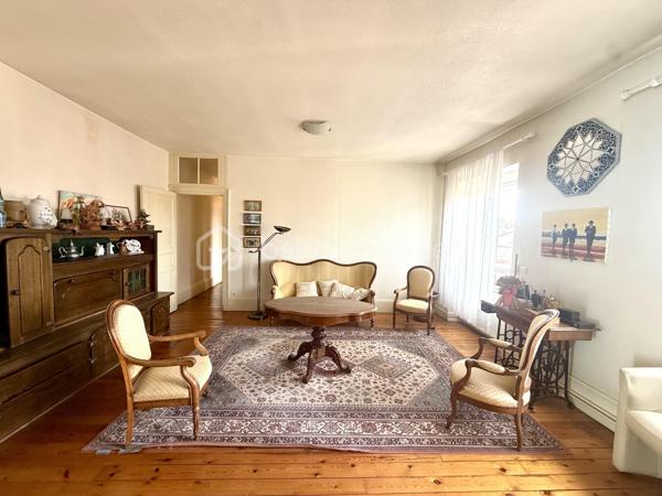 📍 ROANNE CENTRE 

🏡 Découvrez ce jour avec Ophélie GINEYS Bsk immobilier , Un appartement ancien aux volumes généreux, offrant un véritable potentiel de transformation et de division en plein cœur de Roanne , proche de toutes les commodités , rue Jean Jaurès.

Situé au 2ᵉ étage d’une résidence sécurisée, à proximité immédiate de toutes les commodités, cet ancien cabinet dentaire de 175 m² offre aujourd’hui une configuration particulièrement intéressante pour un projet immobilier.

🚨 Son atout majeur ? 3 portes distinctes sur le palier, permettant d’envisager une division en plusieurs lots.

- La création de 2 appartements après travaux apparaît comme une configuration particulièrement pertinente.

🔑 Côté potentiel : 

• Environ 175 m² de surface
• Grande entrée avec espace cabinet et rangements
• Salon/séjour d’environ 40 m²
• Plusieurs pièces permettant la création de chambres de 11 à 16 m²
• Coin cuisine avec espace douche
• WC indépendant
• Parquet ancien d’origine
• Cheminées décoratives
• Double vitrage PVC et bois + volets roulants électriques 
• 2 chaudières individuelles au gaz
• 2 caves
• Possibilité de louer un garage à proximité pour 50 €/mois

🏗️ Un bien à réinventer selon vos envies et votre stratégie patrimoniale :

➡️ Création de 2 appartements
➡️ Résidence principale avec beaux volumes
➡️ Projet d’investissement locatif
➡️ Division et valorisation après travaux

📊 Informations complémentaires :

• DPE : E
• Taxe foncière : 1 800 €/an
• Charges de copropriété : 550 €/trimestre (entretien des communs , eau froide , électricité commune , assurance de l’immeuble)
• Résidence sécurisée
• rafraîchissements à prévoir.