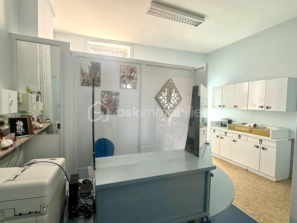 📍 ROANNE CENTRE 

🏡 Découvrez ce jour avec Ophélie GINEYS Bsk immobilier , Un appartement ancien aux volumes généreux, offrant un véritable potentiel de transformation et de division en plein cœur de Roanne , proche de toutes les commodités , rue Jean Jaurès.

Situé au 2ᵉ étage d’une résidence sécurisée, à proximité immédiate de toutes les commodités, cet ancien cabinet dentaire de 175 m² offre aujourd’hui une configuration particulièrement intéressante pour un projet immobilier.

🚨 Son atout majeur ? 3 portes distinctes sur le palier, permettant d’envisager une division en plusieurs lots.

- La création de 2 appartements après travaux apparaît comme une configuration particulièrement pertinente.

🔑 Côté potentiel : 

• Environ 175 m² de surface
• Grande entrée avec espace cabinet et rangements
• Salon/séjour d’environ 40 m²
• Plusieurs pièces permettant la création de chambres de 11 à 16 m²
• Coin cuisine avec espace douche
• WC indépendant
• Parquet ancien d’origine
• Cheminées décoratives
• Double vitrage PVC et bois + volets roulants électriques 
• 2 chaudières individuelles au gaz
• 2 caves
• Possibilité de louer un garage à proximité pour 50 €/mois

🏗️ Un bien à réinventer selon vos envies et votre stratégie patrimoniale :

➡️ Création de 2 appartements
➡️ Résidence principale avec beaux volumes
➡️ Projet d’investissement locatif
➡️ Division et valorisation après travaux

📊 Informations complémentaires :

• DPE : E
• Taxe foncière : 1 800 €/an
• Charges de copropriété : 550 €/trimestre (entretien des communs , eau froide , électricité commune , assurance de l’immeuble)
• Résidence sécurisée
• rafraîchissements à prévoir.