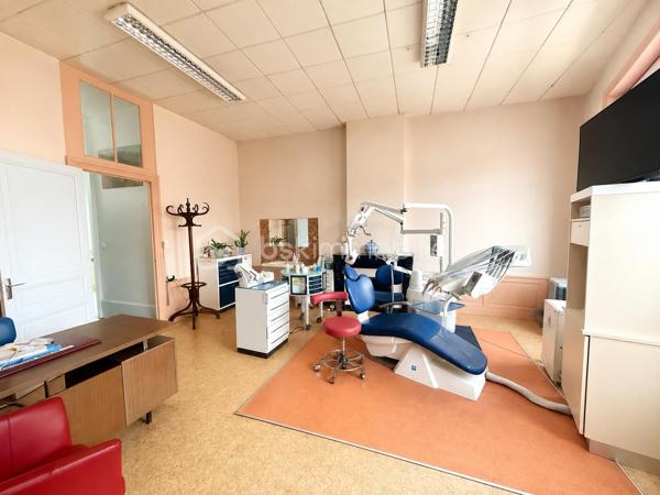 📍 ROANNE CENTRE 

🏡 Découvrez ce jour avec Ophélie GINEYS Bsk immobilier , Un appartement ancien aux volumes généreux, offrant un véritable potentiel de transformation et de division en plein cœur de Roanne , proche de toutes les commodités , rue Jean Jaurès.

Situé au 2ᵉ étage d’une résidence sécurisée, à proximité immédiate de toutes les commodités, cet ancien cabinet dentaire de 175 m² offre aujourd’hui une configuration particulièrement intéressante pour un projet immobilier.

🚨 Son atout majeur ? 3 portes distinctes sur le palier, permettant d’envisager une division en plusieurs lots.

- La création de 2 appartements après travaux apparaît comme une configuration particulièrement pertinente.

🔑 Côté potentiel : 

• Environ 175 m² de surface
• Grande entrée avec espace cabinet et rangements
• Salon/séjour d’environ 40 m²
• Plusieurs pièces permettant la création de chambres de 11 à 16 m²
• Coin cuisine avec espace douche
• WC indépendant
• Parquet ancien d’origine
• Cheminées décoratives
• Double vitrage PVC et bois + volets roulants électriques 
• 2 chaudières individuelles au gaz
• 2 caves
• Possibilité de louer un garage à proximité pour 50 €/mois

🏗️ Un bien à réinventer selon vos envies et votre stratégie patrimoniale :

➡️ Création de 2 appartements
➡️ Résidence principale avec beaux volumes
➡️ Projet d’investissement locatif
➡️ Division et valorisation après travaux

📊 Informations complémentaires :

• DPE : E
• Taxe foncière : 1 800 €/an
• Charges de copropriété : 550 €/trimestre (entretien des communs , eau froide , électricité commune , assurance de l’immeuble)
• Résidence sécurisée
• rafraîchissements à prévoir.
