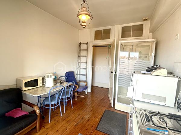 📍 ROANNE CENTRE 

🏡 Découvrez ce jour avec Ophélie GINEYS Bsk immobilier , Un appartement ancien aux volumes généreux, offrant un véritable potentiel de transformation et de division en plein cœur de Roanne , proche de toutes les commodités , rue Jean Jaurès.

Situé au 2ᵉ étage d’une résidence sécurisée, à proximité immédiate de toutes les commodités, cet ancien cabinet dentaire de 175 m² offre aujourd’hui une configuration particulièrement intéressante pour un projet immobilier.

🚨 Son atout majeur ? 3 portes distinctes sur le palier, permettant d’envisager une division en plusieurs lots.

- La création de 2 appartements après travaux apparaît comme une configuration particulièrement pertinente.

🔑 Côté potentiel : 

• Environ 175 m² de surface
• Grande entrée avec espace cabinet et rangements
• Salon/séjour d’environ 40 m²
• Plusieurs pièces permettant la création de chambres de 11 à 16 m²
• Coin cuisine avec espace douche
• WC indépendant
• Parquet ancien d’origine
• Cheminées décoratives
• Double vitrage PVC et bois + volets roulants électriques 
• 2 chaudières individuelles au gaz
• 2 caves
• Possibilité de louer un garage à proximité pour 50 €/mois

🏗️ Un bien à réinventer selon vos envies et votre stratégie patrimoniale :

➡️ Création de 2 appartements
➡️ Résidence principale avec beaux volumes
➡️ Projet d’investissement locatif
➡️ Division et valorisation après travaux

📊 Informations complémentaires :

• DPE : E
• Taxe foncière : 1 800 €/an
• Charges de copropriété : 550 €/trimestre (entretien des communs , eau froide , électricité commune , assurance de l’immeuble)
• Résidence sécurisée
• rafraîchissements à prévoir.