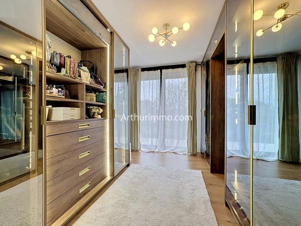 Vente                                                      Maison
                        
                     8 pièces                      226 m2                     à Yerres