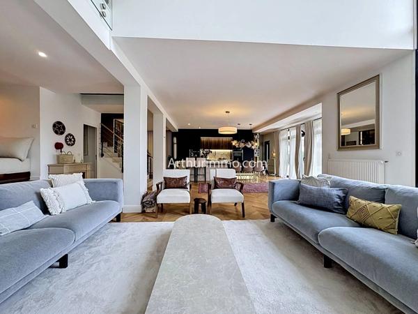 Vente                                                      Maison
                        
                     8 pièces                      226 m2                     à Yerres