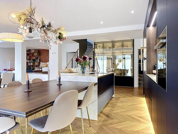 Vente                                                      Maison
                        
                     8 pièces                      226 m2                     à Yerres