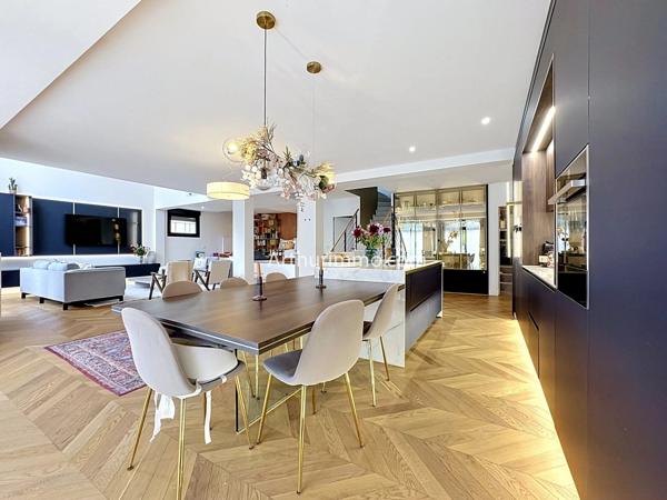 Vente                                                      Maison
                        
                     8 pièces                      226 m2                     à Yerres