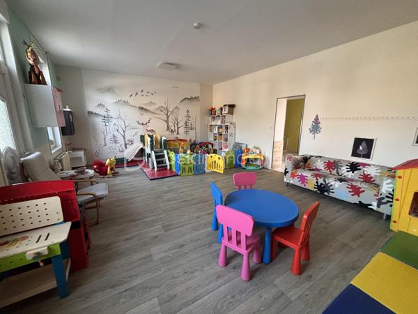 Pascal BSK immobilier vous propose à la vente sur BURBURE
Maison individuelle de 124m2 -- Investissement locatif (MAM en place)
A vendre maison individuelle actuellement louée, exploitée en Maison d'Assistantes Maternelles (MAM) avec bail en cours jusqu'au 21 janvier 2029
idéal investisseur: revenus locatifs sécurisés et activité stable.
Description du bien
Au REZ DE CHAUSSEE
 * Entrée sur pièce de vie lumineuse de 39m2
* Pièce annexe (salle de jeux /bureau)
* Cuisine
* Salle d'eau
* WC séparée
* Cellier
* Cave 
* Véranda
A L'ETAGE
 * 3 chambres spacieuses
EXTERIEURS
* Terrasse
* Jardin avec pelouse
* Dépendance
CARACTERISTIQUES TECHNIQUES
* Chauffage gaz de ville ( chaudière chapée)
* Menuiserie PVC double vitrage au rez de chaussée
* Vélux bois à l'étage
* Raccordement tout à l'égout
* Toiture en bon état
* Travaux réalisé il y a environ 10 ans
PERFORMANCE ENERGETIQUE
* Classe énergétique : E
* Amélioration possible avec isolation extérieur ( objectif Dà C )
INFORMATIONS FINANCIERES
* Loyer actuel : 661€/ mois
* Taxe foncière / 811€ / année
LES POINTS FORTS
* Bien entretenu
* Aucun travaux à prévoir immédiatement
* Locataire en place jusqu'en janvier 2029
* Opportunité d'investissement serin avec rendement stable 
mise en vente du bien au prix de 129800€ Frais agence inclus à charge vendeur
Des questions, envie de programmer une visite n'hésitez pas à me contacter cette annonce référencé 333767 vous est présenté par 
Pascal MONVOISIN mandataire immobilier indépendant pour BSK immobilier immatriculée au RSAC d'ARRAS sous le numéro 994943181