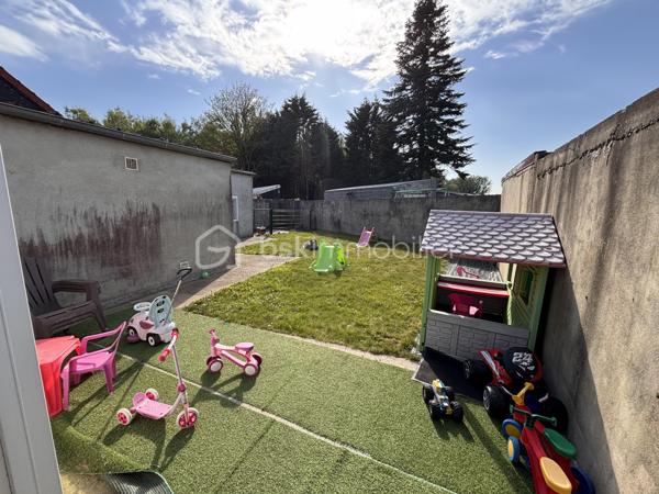 Pascal BSK immobilier vous propose à la vente sur BURBURE
Maison individuelle de 124m2 -- Investissement locatif (MAM en place)
A vendre maison individuelle actuellement louée, exploitée en Maison d'Assistantes Maternelles (MAM) avec bail en cours jusqu'au 21 janvier 2029
idéal investisseur: revenus locatifs sécurisés et activité stable.
Description du bien
Au REZ DE CHAUSSEE
 * Entrée sur pièce de vie lumineuse de 39m2
* Pièce annexe (salle de jeux /bureau)
* Cuisine
* Salle d'eau
* WC séparée
* Cellier
* Cave 
* Véranda
A L'ETAGE
 * 3 chambres spacieuses
EXTERIEURS
* Terrasse
* Jardin avec pelouse
* Dépendance
CARACTERISTIQUES TECHNIQUES
* Chauffage gaz de ville ( chaudière chapée)
* Menuiserie PVC double vitrage au rez de chaussée
* Vélux bois à l'étage
* Raccordement tout à l'égout
* Toiture en bon état
* Travaux réalisé il y a environ 10 ans
PERFORMANCE ENERGETIQUE
* Classe énergétique : E
* Amélioration possible avec isolation extérieur ( objectif Dà C )
INFORMATIONS FINANCIERES
* Loyer actuel : 661€/ mois
* Taxe foncière / 811€ / année
LES POINTS FORTS
* Bien entretenu
* Aucun travaux à prévoir immédiatement
* Locataire en place jusqu'en janvier 2029
* Opportunité d'investissement serin avec rendement stable 
mise en vente du bien au prix de 129800€ Frais agence inclus à charge vendeur
Des questions, envie de programmer une visite n'hésitez pas à me contacter cette annonce référencé 333767 vous est présenté par 
Pascal MONVOISIN mandataire immobilier indépendant pour BSK immobilier immatriculée au RSAC d'ARRAS sous le numéro 994943181