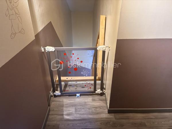 Pascal BSK immobilier vous propose à la vente sur BURBURE
Maison individuelle de 124m2 -- Investissement locatif (MAM en place)
A vendre maison individuelle actuellement louée, exploitée en Maison d'Assistantes Maternelles (MAM) avec bail en cours jusqu'au 21 janvier 2029
idéal investisseur: revenus locatifs sécurisés et activité stable.
Description du bien
Au REZ DE CHAUSSEE
 * Entrée sur pièce de vie lumineuse de 39m2
* Pièce annexe (salle de jeux /bureau)
* Cuisine
* Salle d'eau
* WC séparée
* Cellier
* Cave 
* Véranda
A L'ETAGE
 * 3 chambres spacieuses
EXTERIEURS
* Terrasse
* Jardin avec pelouse
* Dépendance
CARACTERISTIQUES TECHNIQUES
* Chauffage gaz de ville ( chaudière chapée)
* Menuiserie PVC double vitrage au rez de chaussée
* Vélux bois à l'étage
* Raccordement tout à l'égout
* Toiture en bon état
* Travaux réalisé il y a environ 10 ans
PERFORMANCE ENERGETIQUE
* Classe énergétique : E
* Amélioration possible avec isolation extérieur ( objectif Dà C )
INFORMATIONS FINANCIERES
* Loyer actuel : 661€/ mois
* Taxe foncière / 811€ / année
LES POINTS FORTS
* Bien entretenu
* Aucun travaux à prévoir immédiatement
* Locataire en place jusqu'en janvier 2029
* Opportunité d'investissement serin avec rendement stable 
mise en vente du bien au prix de 129800€ Frais agence inclus à charge vendeur
Des questions, envie de programmer une visite n'hésitez pas à me contacter cette annonce référencé 333767 vous est présenté par 
Pascal MONVOISIN mandataire immobilier indépendant pour BSK immobilier immatriculée au RSAC d'ARRAS sous le numéro 994943181