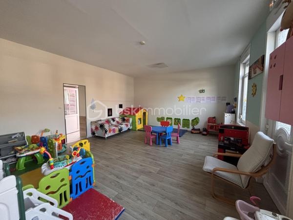 Pascal BSK immobilier vous propose à la vente sur BURBURE
Maison individuelle de 124m2 -- Investissement locatif (MAM en place)
A vendre maison individuelle actuellement louée, exploitée en Maison d'Assistantes Maternelles (MAM) avec bail en cours jusqu'au 21 janvier 2029
idéal investisseur: revenus locatifs sécurisés et activité stable.
Description du bien
Au REZ DE CHAUSSEE
 * Entrée sur pièce de vie lumineuse de 39m2
* Pièce annexe (salle de jeux /bureau)
* Cuisine
* Salle d'eau
* WC séparée
* Cellier
* Cave 
* Véranda
A L'ETAGE
 * 3 chambres spacieuses
EXTERIEURS
* Terrasse
* Jardin avec pelouse
* Dépendance
CARACTERISTIQUES TECHNIQUES
* Chauffage gaz de ville ( chaudière chapée)
* Menuiserie PVC double vitrage au rez de chaussée
* Vélux bois à l'étage
* Raccordement tout à l'égout
* Toiture en bon état
* Travaux réalisé il y a environ 10 ans
PERFORMANCE ENERGETIQUE
* Classe énergétique : E
* Amélioration possible avec isolation extérieur ( objectif Dà C )
INFORMATIONS FINANCIERES
* Loyer actuel : 661€/ mois
* Taxe foncière / 811€ / année
LES POINTS FORTS
* Bien entretenu
* Aucun travaux à prévoir immédiatement
* Locataire en place jusqu'en janvier 2029
* Opportunité d'investissement serin avec rendement stable 
mise en vente du bien au prix de 129800€ Frais agence inclus à charge vendeur
Des questions, envie de programmer une visite n'hésitez pas à me contacter cette annonce référencé 333767 vous est présenté par 
Pascal MONVOISIN mandataire immobilier indépendant pour BSK immobilier immatriculée au RSAC d'ARRAS sous le numéro 994943181