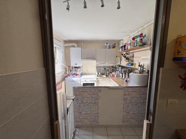 Pascal BSK immobilier vous propose à la vente sur BURBURE
Maison individuelle de 124m2 -- Investissement locatif (MAM en place)
A vendre maison individuelle actuellement louée, exploitée en Maison d'Assistantes Maternelles (MAM) avec bail en cours jusqu'au 21 janvier 2029
idéal investisseur: revenus locatifs sécurisés et activité stable.
Description du bien
Au REZ DE CHAUSSEE
 * Entrée sur pièce de vie lumineuse de 39m2
* Pièce annexe (salle de jeux /bureau)
* Cuisine
* Salle d'eau
* WC séparée
* Cellier
* Cave 
* Véranda
A L'ETAGE
 * 3 chambres spacieuses
EXTERIEURS
* Terrasse
* Jardin avec pelouse
* Dépendance
CARACTERISTIQUES TECHNIQUES
* Chauffage gaz de ville ( chaudière chapée)
* Menuiserie PVC double vitrage au rez de chaussée
* Vélux bois à l'étage
* Raccordement tout à l'égout
* Toiture en bon état
* Travaux réalisé il y a environ 10 ans
PERFORMANCE ENERGETIQUE
* Classe énergétique : E
* Amélioration possible avec isolation extérieur ( objectif Dà C )
INFORMATIONS FINANCIERES
* Loyer actuel : 661€/ mois
* Taxe foncière / 811€ / année
LES POINTS FORTS
* Bien entretenu
* Aucun travaux à prévoir immédiatement
* Locataire en place jusqu'en janvier 2029
* Opportunité d'investissement serin avec rendement stable 
mise en vente du bien au prix de 129800€ Frais agence inclus à charge vendeur
Des questions, envie de programmer une visite n'hésitez pas à me contacter cette annonce référencé 333767 vous est présenté par 
Pascal MONVOISIN mandataire immobilier indépendant pour BSK immobilier immatriculée au RSAC d'ARRAS sous le numéro 994943181