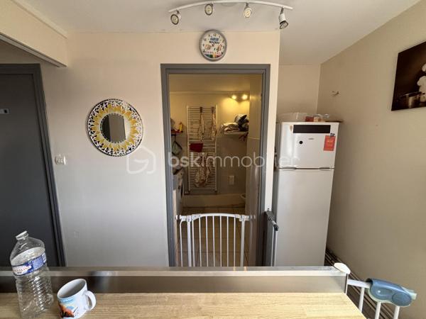 Pascal BSK immobilier vous propose à la vente sur BURBURE
Maison individuelle de 124m2 -- Investissement locatif (MAM en place)
A vendre maison individuelle actuellement louée, exploitée en Maison d'Assistantes Maternelles (MAM) avec bail en cours jusqu'au 21 janvier 2029
idéal investisseur: revenus locatifs sécurisés et activité stable.
Description du bien
Au REZ DE CHAUSSEE
 * Entrée sur pièce de vie lumineuse de 39m2
* Pièce annexe (salle de jeux /bureau)
* Cuisine
* Salle d'eau
* WC séparée
* Cellier
* Cave 
* Véranda
A L'ETAGE
 * 3 chambres spacieuses
EXTERIEURS
* Terrasse
* Jardin avec pelouse
* Dépendance
CARACTERISTIQUES TECHNIQUES
* Chauffage gaz de ville ( chaudière chapée)
* Menuiserie PVC double vitrage au rez de chaussée
* Vélux bois à l'étage
* Raccordement tout à l'égout
* Toiture en bon état
* Travaux réalisé il y a environ 10 ans
PERFORMANCE ENERGETIQUE
* Classe énergétique : E
* Amélioration possible avec isolation extérieur ( objectif Dà C )
INFORMATIONS FINANCIERES
* Loyer actuel : 661€/ mois
* Taxe foncière / 811€ / année
LES POINTS FORTS
* Bien entretenu
* Aucun travaux à prévoir immédiatement
* Locataire en place jusqu'en janvier 2029
* Opportunité d'investissement serin avec rendement stable 
mise en vente du bien au prix de 129800€ Frais agence inclus à charge vendeur
Des questions, envie de programmer une visite n'hésitez pas à me contacter cette annonce référencé 333767 vous est présenté par 
Pascal MONVOISIN mandataire immobilier indépendant pour BSK immobilier immatriculée au RSAC d'ARRAS sous le numéro 994943181