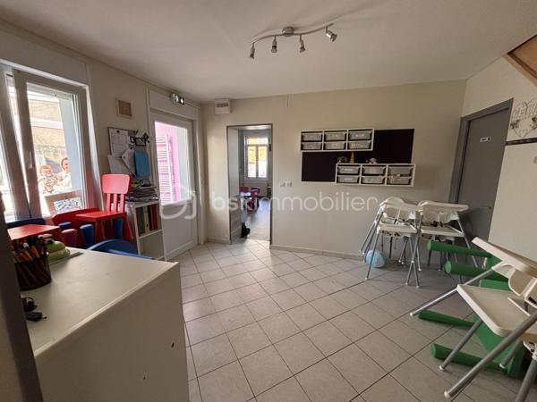 Pascal BSK immobilier vous propose à la vente sur BURBURE
Maison individuelle de 124m2 -- Investissement locatif (MAM en place)
A vendre maison individuelle actuellement louée, exploitée en Maison d'Assistantes Maternelles (MAM) avec bail en cours jusqu'au 21 janvier 2029
idéal investisseur: revenus locatifs sécurisés et activité stable.
Description du bien
Au REZ DE CHAUSSEE
 * Entrée sur pièce de vie lumineuse de 39m2
* Pièce annexe (salle de jeux /bureau)
* Cuisine
* Salle d'eau
* WC séparée
* Cellier
* Cave 
* Véranda
A L'ETAGE
 * 3 chambres spacieuses
EXTERIEURS
* Terrasse
* Jardin avec pelouse
* Dépendance
CARACTERISTIQUES TECHNIQUES
* Chauffage gaz de ville ( chaudière chapée)
* Menuiserie PVC double vitrage au rez de chaussée
* Vélux bois à l'étage
* Raccordement tout à l'égout
* Toiture en bon état
* Travaux réalisé il y a environ 10 ans
PERFORMANCE ENERGETIQUE
* Classe énergétique : E
* Amélioration possible avec isolation extérieur ( objectif Dà C )
INFORMATIONS FINANCIERES
* Loyer actuel : 661€/ mois
* Taxe foncière / 811€ / année
LES POINTS FORTS
* Bien entretenu
* Aucun travaux à prévoir immédiatement
* Locataire en place jusqu'en janvier 2029
* Opportunité d'investissement serin avec rendement stable 
mise en vente du bien au prix de 129800€ Frais agence inclus à charge vendeur
Des questions, envie de programmer une visite n'hésitez pas à me contacter cette annonce référencé 333767 vous est présenté par 
Pascal MONVOISIN mandataire immobilier indépendant pour BSK immobilier immatriculée au RSAC d'ARRAS sous le numéro 994943181