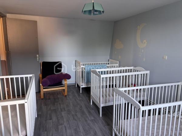 Pascal BSK immobilier vous propose à la vente sur BURBURE
Maison individuelle de 124m2 -- Investissement locatif (MAM en place)
A vendre maison individuelle actuellement louée, exploitée en Maison d'Assistantes Maternelles (MAM) avec bail en cours jusqu'au 21 janvier 2029
idéal investisseur: revenus locatifs sécurisés et activité stable.
Description du bien
Au REZ DE CHAUSSEE
 * Entrée sur pièce de vie lumineuse de 39m2
* Pièce annexe (salle de jeux /bureau)
* Cuisine
* Salle d'eau
* WC séparée
* Cellier
* Cave 
* Véranda
A L'ETAGE
 * 3 chambres spacieuses
EXTERIEURS
* Terrasse
* Jardin avec pelouse
* Dépendance
CARACTERISTIQUES TECHNIQUES
* Chauffage gaz de ville ( chaudière chapée)
* Menuiserie PVC double vitrage au rez de chaussée
* Vélux bois à l'étage
* Raccordement tout à l'égout
* Toiture en bon état
* Travaux réalisé il y a environ 10 ans
PERFORMANCE ENERGETIQUE
* Classe énergétique : E
* Amélioration possible avec isolation extérieur ( objectif Dà C )
INFORMATIONS FINANCIERES
* Loyer actuel : 661€/ mois
* Taxe foncière / 811€ / année
LES POINTS FORTS
* Bien entretenu
* Aucun travaux à prévoir immédiatement
* Locataire en place jusqu'en janvier 2029
* Opportunité d'investissement serin avec rendement stable 
mise en vente du bien au prix de 129800€ Frais agence inclus à charge vendeur
Des questions, envie de programmer une visite n'hésitez pas à me contacter cette annonce référencé 333767 vous est présenté par 
Pascal MONVOISIN mandataire immobilier indépendant pour BSK immobilier immatriculée au RSAC d'ARRAS sous le numéro 994943181
