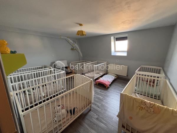 Pascal BSK immobilier vous propose à la vente sur BURBURE
Maison individuelle de 124m2 -- Investissement locatif (MAM en place)
A vendre maison individuelle actuellement louée, exploitée en Maison d'Assistantes Maternelles (MAM) avec bail en cours jusqu'au 21 janvier 2029
idéal investisseur: revenus locatifs sécurisés et activité stable.
Description du bien
Au REZ DE CHAUSSEE
 * Entrée sur pièce de vie lumineuse de 39m2
* Pièce annexe (salle de jeux /bureau)
* Cuisine
* Salle d'eau
* WC séparée
* Cellier
* Cave 
* Véranda
A L'ETAGE
 * 3 chambres spacieuses
EXTERIEURS
* Terrasse
* Jardin avec pelouse
* Dépendance
CARACTERISTIQUES TECHNIQUES
* Chauffage gaz de ville ( chaudière chapée)
* Menuiserie PVC double vitrage au rez de chaussée
* Vélux bois à l'étage
* Raccordement tout à l'égout
* Toiture en bon état
* Travaux réalisé il y a environ 10 ans
PERFORMANCE ENERGETIQUE
* Classe énergétique : E
* Amélioration possible avec isolation extérieur ( objectif Dà C )
INFORMATIONS FINANCIERES
* Loyer actuel : 661€/ mois
* Taxe foncière / 811€ / année
LES POINTS FORTS
* Bien entretenu
* Aucun travaux à prévoir immédiatement
* Locataire en place jusqu'en janvier 2029
* Opportunité d'investissement serin avec rendement stable 
mise en vente du bien au prix de 129800€ Frais agence inclus à charge vendeur
Des questions, envie de programmer une visite n'hésitez pas à me contacter cette annonce référencé 333767 vous est présenté par 
Pascal MONVOISIN mandataire immobilier indépendant pour BSK immobilier immatriculée au RSAC d'ARRAS sous le numéro 994943181