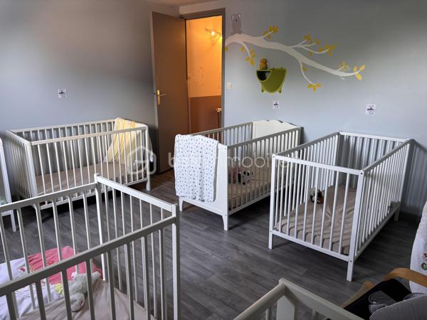Pascal BSK immobilier vous propose à la vente sur BURBURE
Maison individuelle de 124m2 -- Investissement locatif (MAM en place)
A vendre maison individuelle actuellement louée, exploitée en Maison d'Assistantes Maternelles (MAM) avec bail en cours jusqu'au 21 janvier 2029
idéal investisseur: revenus locatifs sécurisés et activité stable.
Description du bien
Au REZ DE CHAUSSEE
 * Entrée sur pièce de vie lumineuse de 39m2
* Pièce annexe (salle de jeux /bureau)
* Cuisine
* Salle d'eau
* WC séparée
* Cellier
* Cave 
* Véranda
A L'ETAGE
 * 3 chambres spacieuses
EXTERIEURS
* Terrasse
* Jardin avec pelouse
* Dépendance
CARACTERISTIQUES TECHNIQUES
* Chauffage gaz de ville ( chaudière chapée)
* Menuiserie PVC double vitrage au rez de chaussée
* Vélux bois à l'étage
* Raccordement tout à l'égout
* Toiture en bon état
* Travaux réalisé il y a environ 10 ans
PERFORMANCE ENERGETIQUE
* Classe énergétique : E
* Amélioration possible avec isolation extérieur ( objectif Dà C )
INFORMATIONS FINANCIERES
* Loyer actuel : 661€/ mois
* Taxe foncière / 811€ / année
LES POINTS FORTS
* Bien entretenu
* Aucun travaux à prévoir immédiatement
* Locataire en place jusqu'en janvier 2029
* Opportunité d'investissement serin avec rendement stable 
mise en vente du bien au prix de 129800€ Frais agence inclus à charge vendeur
Des questions, envie de programmer une visite n'hésitez pas à me contacter cette annonce référencé 333767 vous est présenté par 
Pascal MONVOISIN mandataire immobilier indépendant pour BSK immobilier immatriculée au RSAC d'ARRAS sous le numéro 994943181