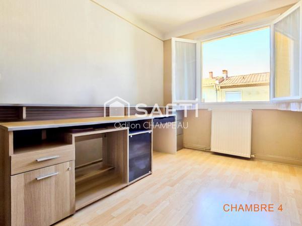 Maison 3 faces 130m2 - 5 chambres avec jardin, garage et panneaux solaires.