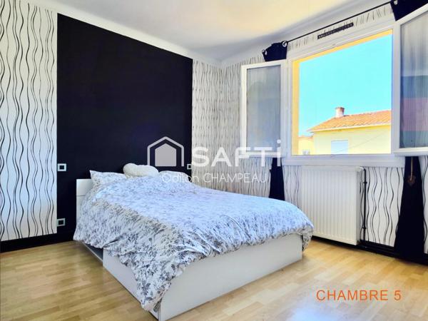 Maison 3 faces 130m2 - 5 chambres avec jardin, garage et panneaux solaires.