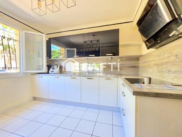 Maison 3 faces 130m2 - 5 chambres avec jardin, garage et panneaux solaires.