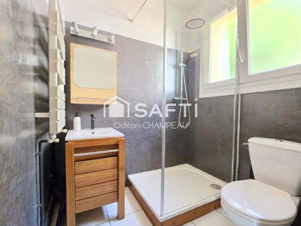 Maison 3 faces 130m2 - 5 chambres avec jardin, garage et panneaux solaires.