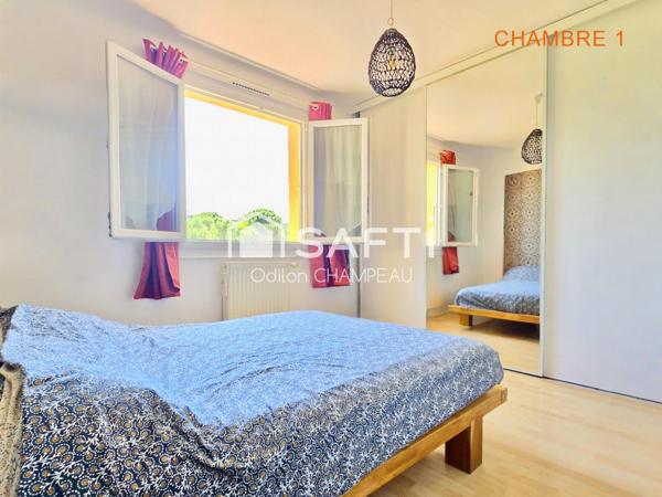 Maison 3 faces 130m2 - 5 chambres avec jardin, garage et panneaux solaires.