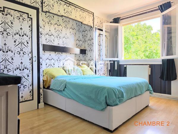 Maison 3 faces 130m2 - 5 chambres avec jardin, garage et panneaux solaires.