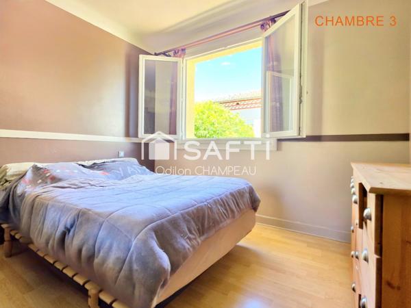 Maison 3 faces 130m2 - 5 chambres avec jardin, garage et panneaux solaires.