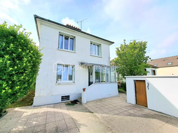Maison avec vue sur l’Oise – 85 m² – Terrain 1 059 m² – 199 900 €
📍 Compiègne – Environnement exceptionnel en bord de rivière

Dans un cadre rare et privilégié, en bordure de l’Oise, découvrez cette charmante maison offrant calme, verdure et vue dégagée sur l'oise.

Édifiée sur un beau terrain arboré de 1 059 m², cette propriété représente une belle opportunité pour ceux qui recherchent un cadre de vie paisible à Compiègne.

🏠 La maison (85 m² habitables)

Elle se compose de :

Un séjour lumineux de 15,45 m²
Une cuisine équipée et fonctionnelle
3 chambres
5 pièces au total
Une agréable véranda de 7 m², idéale pour profiter de la vue sur l’Oise en toute saison

🔧  prestations
 Un Sous-sol intégral offrant de nombreux espaces de rangement ou d’aménagement
 Un Garage indépendant
 Une Dépendance au fond du terrain (atelier, stockage, bureau, projet personnel…)

🌳 Extérieurs
Le terrain de 1 059 m² permet de profiter pleinement d’un environnement naturel exceptionnel : jardin, détente, potager ou aménagement paysager selon vos envies.

⭐ Les points forts
Vue directe sur l’Oise
Terrain de plus de 1 000 m²
Secteur calme et recherché
À quelques pas de toutes commodités 

Prix plus qu’abordable à visiter sans tarder !
06 70 35 77 51