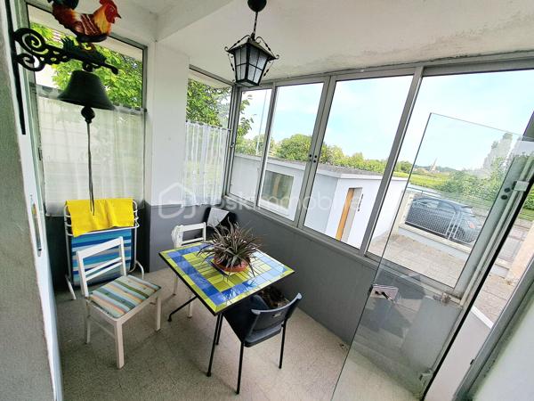 Maison avec vue sur l’Oise – 85 m² – Terrain 1 059 m² – 199 900 €
📍 Compiègne – Environnement exceptionnel en bord de rivière

Dans un cadre rare et privilégié, en bordure de l’Oise, découvrez cette charmante maison offrant calme, verdure et vue dégagée sur l'oise.

Édifiée sur un beau terrain arboré de 1 059 m², cette propriété représente une belle opportunité pour ceux qui recherchent un cadre de vie paisible à Compiègne.

🏠 La maison (85 m² habitables)

Elle se compose de :

Un séjour lumineux de 15,45 m²
Une cuisine équipée et fonctionnelle
3 chambres
5 pièces au total
Une agréable véranda de 7 m², idéale pour profiter de la vue sur l’Oise en toute saison

🔧  prestations
 Un Sous-sol intégral offrant de nombreux espaces de rangement ou d’aménagement
 Un Garage indépendant
 Une Dépendance au fond du terrain (atelier, stockage, bureau, projet personnel…)

🌳 Extérieurs
Le terrain de 1 059 m² permet de profiter pleinement d’un environnement naturel exceptionnel : jardin, détente, potager ou aménagement paysager selon vos envies.

⭐ Les points forts
Vue directe sur l’Oise
Terrain de plus de 1 000 m²
Secteur calme et recherché
À quelques pas de toutes commodités 

Prix plus qu’abordable à visiter sans tarder !
06 70 35 77 51