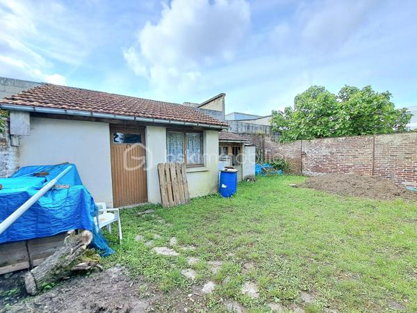 Maison avec vue sur l’Oise – 85 m² – Terrain 1 059 m² – 199 900 €
📍 Compiègne – Environnement exceptionnel en bord de rivière

Dans un cadre rare et privilégié, en bordure de l’Oise, découvrez cette charmante maison offrant calme, verdure et vue dégagée sur l'oise.

Édifiée sur un beau terrain arboré de 1 059 m², cette propriété représente une belle opportunité pour ceux qui recherchent un cadre de vie paisible à Compiègne.

🏠 La maison (85 m² habitables)

Elle se compose de :

Un séjour lumineux de 15,45 m²
Une cuisine équipée et fonctionnelle
3 chambres
5 pièces au total
Une agréable véranda de 7 m², idéale pour profiter de la vue sur l’Oise en toute saison

🔧  prestations
 Un Sous-sol intégral offrant de nombreux espaces de rangement ou d’aménagement
 Un Garage indépendant
 Une Dépendance au fond du terrain (atelier, stockage, bureau, projet personnel…)

🌳 Extérieurs
Le terrain de 1 059 m² permet de profiter pleinement d’un environnement naturel exceptionnel : jardin, détente, potager ou aménagement paysager selon vos envies.

⭐ Les points forts
Vue directe sur l’Oise
Terrain de plus de 1 000 m²
Secteur calme et recherché
À quelques pas de toutes commodités 

Prix plus qu’abordable à visiter sans tarder !
06 70 35 77 51