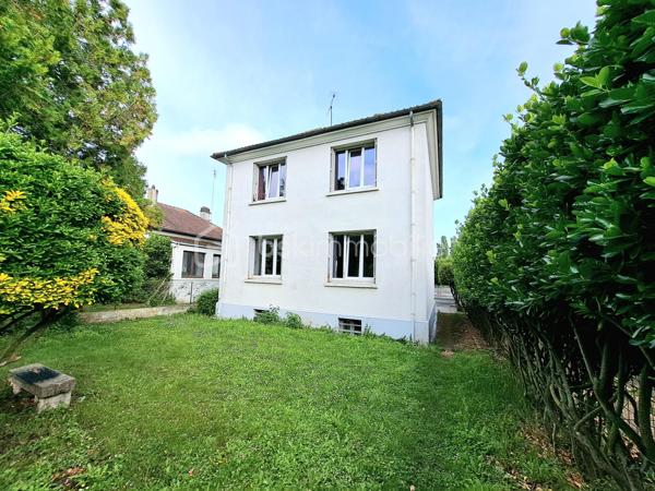Maison avec vue sur l’Oise – 85 m² – Terrain 1 059 m² – 199 900 €
📍 Compiègne – Environnement exceptionnel en bord de rivière

Dans un cadre rare et privilégié, en bordure de l’Oise, découvrez cette charmante maison offrant calme, verdure et vue dégagée sur l'oise.

Édifiée sur un beau terrain arboré de 1 059 m², cette propriété représente une belle opportunité pour ceux qui recherchent un cadre de vie paisible à Compiègne.

🏠 La maison (85 m² habitables)

Elle se compose de :

Un séjour lumineux de 15,45 m²
Une cuisine équipée et fonctionnelle
3 chambres
5 pièces au total
Une agréable véranda de 7 m², idéale pour profiter de la vue sur l’Oise en toute saison

🔧  prestations
 Un Sous-sol intégral offrant de nombreux espaces de rangement ou d’aménagement
 Un Garage indépendant
 Une Dépendance au fond du terrain (atelier, stockage, bureau, projet personnel…)

🌳 Extérieurs
Le terrain de 1 059 m² permet de profiter pleinement d’un environnement naturel exceptionnel : jardin, détente, potager ou aménagement paysager selon vos envies.

⭐ Les points forts
Vue directe sur l’Oise
Terrain de plus de 1 000 m²
Secteur calme et recherché
À quelques pas de toutes commodités 

Prix plus qu’abordable à visiter sans tarder !
06 70 35 77 51