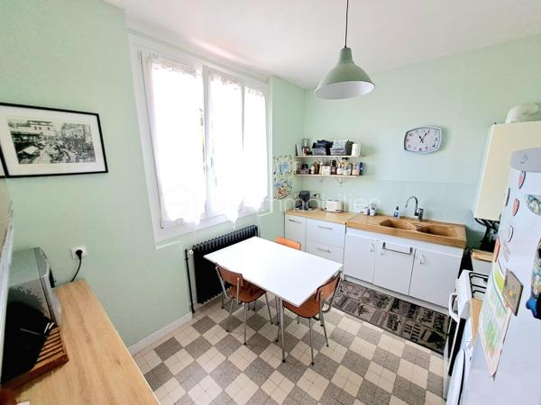 Maison avec vue sur l’Oise – 85 m² – Terrain 1 059 m² – 199 900 €
📍 Compiègne – Environnement exceptionnel en bord de rivière

Dans un cadre rare et privilégié, en bordure de l’Oise, découvrez cette charmante maison offrant calme, verdure et vue dégagée sur l'oise.

Édifiée sur un beau terrain arboré de 1 059 m², cette propriété représente une belle opportunité pour ceux qui recherchent un cadre de vie paisible à Compiègne.

🏠 La maison (85 m² habitables)

Elle se compose de :

Un séjour lumineux de 15,45 m²
Une cuisine équipée et fonctionnelle
3 chambres
5 pièces au total
Une agréable véranda de 7 m², idéale pour profiter de la vue sur l’Oise en toute saison

🔧  prestations
 Un Sous-sol intégral offrant de nombreux espaces de rangement ou d’aménagement
 Un Garage indépendant
 Une Dépendance au fond du terrain (atelier, stockage, bureau, projet personnel…)

🌳 Extérieurs
Le terrain de 1 059 m² permet de profiter pleinement d’un environnement naturel exceptionnel : jardin, détente, potager ou aménagement paysager selon vos envies.

⭐ Les points forts
Vue directe sur l’Oise
Terrain de plus de 1 000 m²
Secteur calme et recherché
À quelques pas de toutes commodités 

Prix plus qu’abordable à visiter sans tarder !
06 70 35 77 51