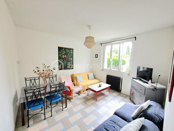 Maison avec vue sur l’Oise – 85 m² – Terrain 1 059 m² – 199 900 €
📍 Compiègne – Environnement exceptionnel en bord de rivière

Dans un cadre rare et privilégié, en bordure de l’Oise, découvrez cette charmante maison offrant calme, verdure et vue dégagée sur l'oise.

Édifiée sur un beau terrain arboré de 1 059 m², cette propriété représente une belle opportunité pour ceux qui recherchent un cadre de vie paisible à Compiègne.

🏠 La maison (85 m² habitables)

Elle se compose de :

Un séjour lumineux de 15,45 m²
Une cuisine équipée et fonctionnelle
3 chambres
5 pièces au total
Une agréable véranda de 7 m², idéale pour profiter de la vue sur l’Oise en toute saison

🔧  prestations
 Un Sous-sol intégral offrant de nombreux espaces de rangement ou d’aménagement
 Un Garage indépendant
 Une Dépendance au fond du terrain (atelier, stockage, bureau, projet personnel…)

🌳 Extérieurs
Le terrain de 1 059 m² permet de profiter pleinement d’un environnement naturel exceptionnel : jardin, détente, potager ou aménagement paysager selon vos envies.

⭐ Les points forts
Vue directe sur l’Oise
Terrain de plus de 1 000 m²
Secteur calme et recherché
À quelques pas de toutes commodités 

Prix plus qu’abordable à visiter sans tarder !
06 70 35 77 51