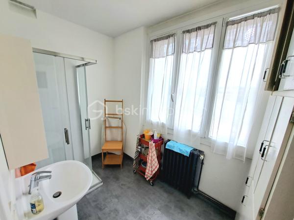 Maison avec vue sur l’Oise – 85 m² – Terrain 1 059 m² – 199 900 €
📍 Compiègne – Environnement exceptionnel en bord de rivière

Dans un cadre rare et privilégié, en bordure de l’Oise, découvrez cette charmante maison offrant calme, verdure et vue dégagée sur l'oise.

Édifiée sur un beau terrain arboré de 1 059 m², cette propriété représente une belle opportunité pour ceux qui recherchent un cadre de vie paisible à Compiègne.

🏠 La maison (85 m² habitables)

Elle se compose de :

Un séjour lumineux de 15,45 m²
Une cuisine équipée et fonctionnelle
3 chambres
5 pièces au total
Une agréable véranda de 7 m², idéale pour profiter de la vue sur l’Oise en toute saison

🔧  prestations
 Un Sous-sol intégral offrant de nombreux espaces de rangement ou d’aménagement
 Un Garage indépendant
 Une Dépendance au fond du terrain (atelier, stockage, bureau, projet personnel…)

🌳 Extérieurs
Le terrain de 1 059 m² permet de profiter pleinement d’un environnement naturel exceptionnel : jardin, détente, potager ou aménagement paysager selon vos envies.

⭐ Les points forts
Vue directe sur l’Oise
Terrain de plus de 1 000 m²
Secteur calme et recherché
À quelques pas de toutes commodités 

Prix plus qu’abordable à visiter sans tarder !
06 70 35 77 51