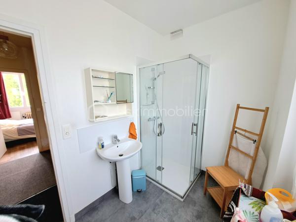 Maison avec vue sur l’Oise – 85 m² – Terrain 1 059 m² – 199 900 €
📍 Compiègne – Environnement exceptionnel en bord de rivière

Dans un cadre rare et privilégié, en bordure de l’Oise, découvrez cette charmante maison offrant calme, verdure et vue dégagée sur l'oise.

Édifiée sur un beau terrain arboré de 1 059 m², cette propriété représente une belle opportunité pour ceux qui recherchent un cadre de vie paisible à Compiègne.

🏠 La maison (85 m² habitables)

Elle se compose de :

Un séjour lumineux de 15,45 m²
Une cuisine équipée et fonctionnelle
3 chambres
5 pièces au total
Une agréable véranda de 7 m², idéale pour profiter de la vue sur l’Oise en toute saison

🔧  prestations
 Un Sous-sol intégral offrant de nombreux espaces de rangement ou d’aménagement
 Un Garage indépendant
 Une Dépendance au fond du terrain (atelier, stockage, bureau, projet personnel…)

🌳 Extérieurs
Le terrain de 1 059 m² permet de profiter pleinement d’un environnement naturel exceptionnel : jardin, détente, potager ou aménagement paysager selon vos envies.

⭐ Les points forts
Vue directe sur l’Oise
Terrain de plus de 1 000 m²
Secteur calme et recherché
À quelques pas de toutes commodités 

Prix plus qu’abordable à visiter sans tarder !
06 70 35 77 51