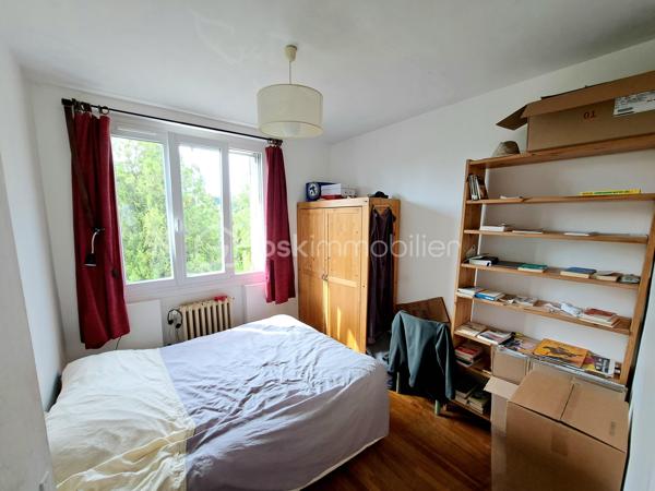 Maison avec vue sur l’Oise – 85 m² – Terrain 1 059 m² – 199 900 €
📍 Compiègne – Environnement exceptionnel en bord de rivière

Dans un cadre rare et privilégié, en bordure de l’Oise, découvrez cette charmante maison offrant calme, verdure et vue dégagée sur l'oise.

Édifiée sur un beau terrain arboré de 1 059 m², cette propriété représente une belle opportunité pour ceux qui recherchent un cadre de vie paisible à Compiègne.

🏠 La maison (85 m² habitables)

Elle se compose de :

Un séjour lumineux de 15,45 m²
Une cuisine équipée et fonctionnelle
3 chambres
5 pièces au total
Une agréable véranda de 7 m², idéale pour profiter de la vue sur l’Oise en toute saison

🔧  prestations
 Un Sous-sol intégral offrant de nombreux espaces de rangement ou d’aménagement
 Un Garage indépendant
 Une Dépendance au fond du terrain (atelier, stockage, bureau, projet personnel…)

🌳 Extérieurs
Le terrain de 1 059 m² permet de profiter pleinement d’un environnement naturel exceptionnel : jardin, détente, potager ou aménagement paysager selon vos envies.

⭐ Les points forts
Vue directe sur l’Oise
Terrain de plus de 1 000 m²
Secteur calme et recherché
À quelques pas de toutes commodités 

Prix plus qu’abordable à visiter sans tarder !
06 70 35 77 51