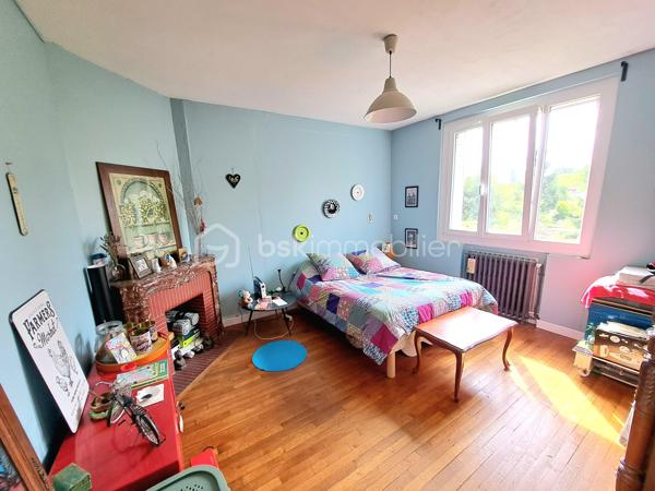 Maison avec vue sur l’Oise – 85 m² – Terrain 1 059 m² – 199 900 €
📍 Compiègne – Environnement exceptionnel en bord de rivière

Dans un cadre rare et privilégié, en bordure de l’Oise, découvrez cette charmante maison offrant calme, verdure et vue dégagée sur l'oise.

Édifiée sur un beau terrain arboré de 1 059 m², cette propriété représente une belle opportunité pour ceux qui recherchent un cadre de vie paisible à Compiègne.

🏠 La maison (85 m² habitables)

Elle se compose de :

Un séjour lumineux de 15,45 m²
Une cuisine équipée et fonctionnelle
3 chambres
5 pièces au total
Une agréable véranda de 7 m², idéale pour profiter de la vue sur l’Oise en toute saison

🔧  prestations
 Un Sous-sol intégral offrant de nombreux espaces de rangement ou d’aménagement
 Un Garage indépendant
 Une Dépendance au fond du terrain (atelier, stockage, bureau, projet personnel…)

🌳 Extérieurs
Le terrain de 1 059 m² permet de profiter pleinement d’un environnement naturel exceptionnel : jardin, détente, potager ou aménagement paysager selon vos envies.

⭐ Les points forts
Vue directe sur l’Oise
Terrain de plus de 1 000 m²
Secteur calme et recherché
À quelques pas de toutes commodités 

Prix plus qu’abordable à visiter sans tarder !
06 70 35 77 51
