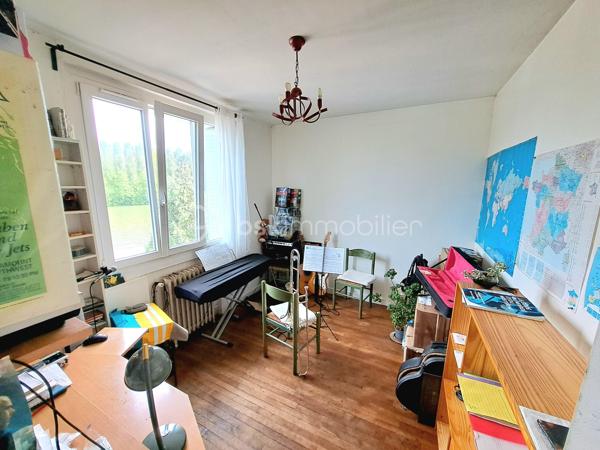 Maison avec vue sur l’Oise – 85 m² – Terrain 1 059 m² – 199 900 €
📍 Compiègne – Environnement exceptionnel en bord de rivière

Dans un cadre rare et privilégié, en bordure de l’Oise, découvrez cette charmante maison offrant calme, verdure et vue dégagée sur l'oise.

Édifiée sur un beau terrain arboré de 1 059 m², cette propriété représente une belle opportunité pour ceux qui recherchent un cadre de vie paisible à Compiègne.

🏠 La maison (85 m² habitables)

Elle se compose de :

Un séjour lumineux de 15,45 m²
Une cuisine équipée et fonctionnelle
3 chambres
5 pièces au total
Une agréable véranda de 7 m², idéale pour profiter de la vue sur l’Oise en toute saison

🔧  prestations
 Un Sous-sol intégral offrant de nombreux espaces de rangement ou d’aménagement
 Un Garage indépendant
 Une Dépendance au fond du terrain (atelier, stockage, bureau, projet personnel…)

🌳 Extérieurs
Le terrain de 1 059 m² permet de profiter pleinement d’un environnement naturel exceptionnel : jardin, détente, potager ou aménagement paysager selon vos envies.

⭐ Les points forts
Vue directe sur l’Oise
Terrain de plus de 1 000 m²
Secteur calme et recherché
À quelques pas de toutes commodités 

Prix plus qu’abordable à visiter sans tarder !
06 70 35 77 51