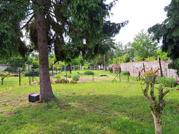 Maison avec vue sur l’Oise – 85 m² – Terrain 1 059 m² – 199 900 €
📍 Compiègne – Environnement exceptionnel en bord de rivière

Dans un cadre rare et privilégié, en bordure de l’Oise, découvrez cette charmante maison offrant calme, verdure et vue dégagée sur l'oise.

Édifiée sur un beau terrain arboré de 1 059 m², cette propriété représente une belle opportunité pour ceux qui recherchent un cadre de vie paisible à Compiègne.

🏠 La maison (85 m² habitables)

Elle se compose de :

Un séjour lumineux de 15,45 m²
Une cuisine équipée et fonctionnelle
3 chambres
5 pièces au total
Une agréable véranda de 7 m², idéale pour profiter de la vue sur l’Oise en toute saison

🔧  prestations
 Un Sous-sol intégral offrant de nombreux espaces de rangement ou d’aménagement
 Un Garage indépendant
 Une Dépendance au fond du terrain (atelier, stockage, bureau, projet personnel…)

🌳 Extérieurs
Le terrain de 1 059 m² permet de profiter pleinement d’un environnement naturel exceptionnel : jardin, détente, potager ou aménagement paysager selon vos envies.

⭐ Les points forts
Vue directe sur l’Oise
Terrain de plus de 1 000 m²
Secteur calme et recherché
À quelques pas de toutes commodités 

Prix plus qu’abordable à visiter sans tarder !
06 70 35 77 51