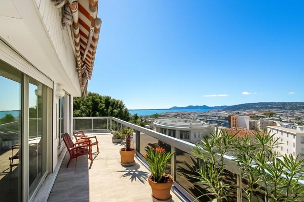 Bel appartement vue mer en avant dernier étage quartier Rostagne