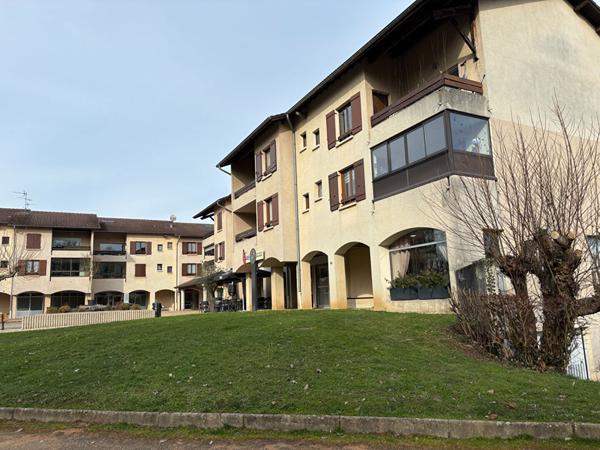 SAINT-JUST à vendre appartement  de 2 chambres, garage et  2 caves