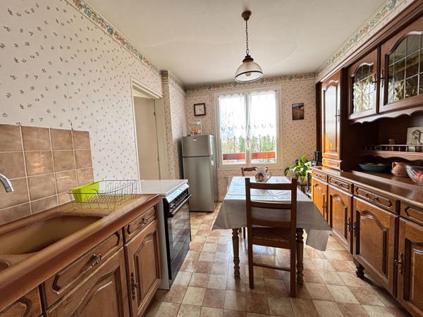 SAINT-JUST à vendre appartement  de 2 chambres, garage et  2 caves