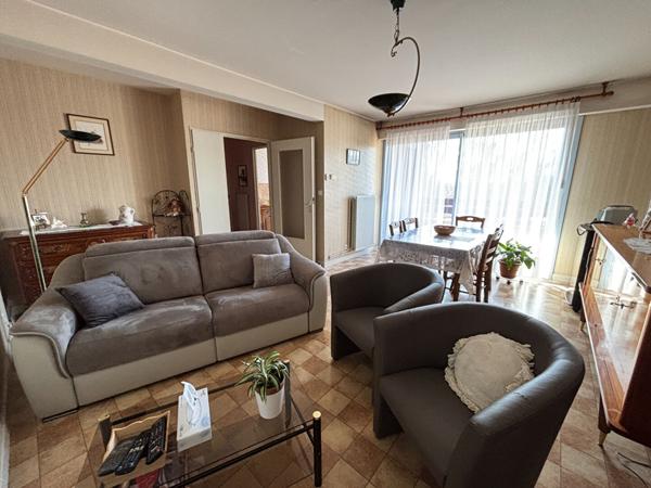 SAINT-JUST à vendre appartement  de 2 chambres, garage et  2 caves