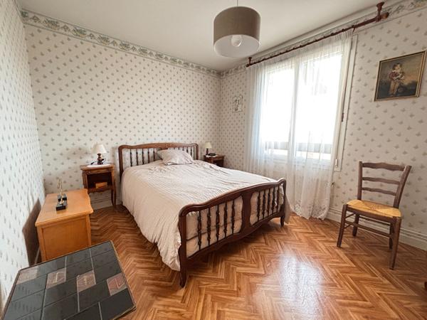 SAINT-JUST à vendre appartement  de 2 chambres, garage et  2 caves