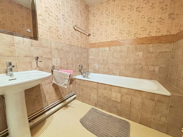 SAINT-JUST à vendre appartement  de 2 chambres, garage et  2 caves