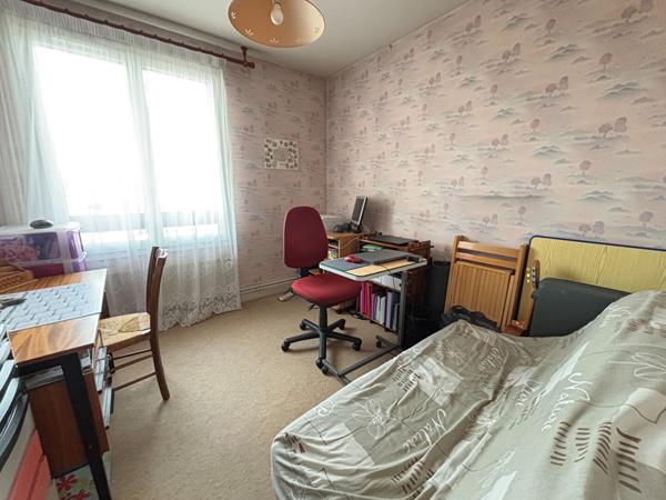 SAINT-JUST à vendre appartement  de 2 chambres, garage et  2 caves