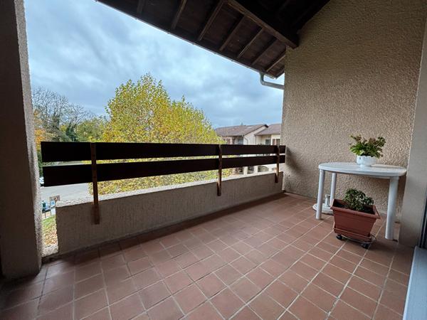 SAINT-JUST à vendre appartement  de 2 chambres, garage et  2 caves