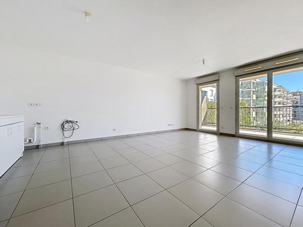 VILLEURBANNE/Appartement 3 pièces 62m2 avec balcon + garage