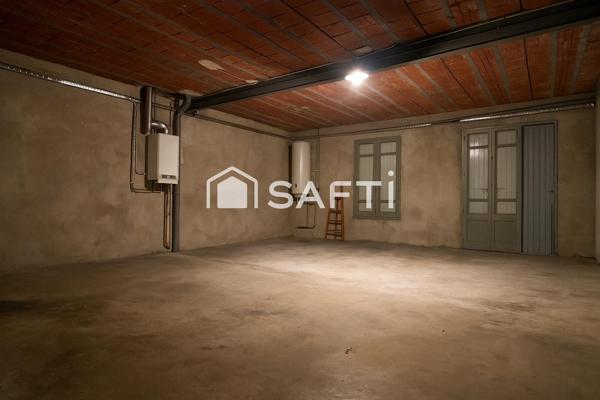 Maison de ville 4 chambres à rénover - Grand garage, sous-sol, petit extérieur, quartier recherché.