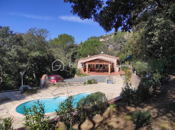 Taradeau !! Situé dans un quartier résidentiel calme et sans vis-à-vis, découvrez cette villa implantée sur un beau terrain de 1303 m² avec piscine.
La maison offre une habitation principale de plain-pied de 75 M2 + loggia 9 M2
Elle se compose comme suit :
1 cuisine américaine équipée
un vaste séjour lumineux donnant sur la terrasse le jardin et la piscine
2 chambres
une salle d’eau
1 wc séparé.
1 dressing
En rez-de-chaussée :
un studio indépendant d’environ 40 m², idéal pour revenu locatif, profession libérale ou accueillir famille et amis
un grand garage / atelier d’environ 40 m²
Les extérieurs proposent un cadre verdoyant, intime et ensoleillé, parfait pour profiter de la terrasse et de la piscine.
Les + du bien :
Climatisation réversible
Volet aluminium
Cheminée
Plusieurs dépendances
Terrain 1303 m²
Piscine
Sans vis-à-vis
Studio indépendant 40 m²
Grand garage / atelier
Bien rare sur le secteur, idéal pour résidence principale avec potentiel locatif
