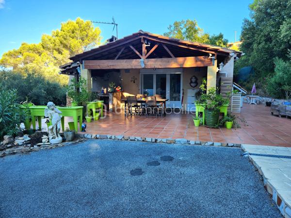 Taradeau !! Situé dans un quartier résidentiel calme et sans vis-à-vis, découvrez cette villa implantée sur un beau terrain de 1303 m² avec piscine.
La maison offre une habitation principale de plain-pied de 75 M2 + loggia 9 M2
Elle se compose comme suit :
1 cuisine américaine équipée
un vaste séjour lumineux donnant sur la terrasse le jardin et la piscine
2 chambres
une salle d’eau
1 wc séparé.
1 dressing
En rez-de-chaussée :
un studio indépendant d’environ 40 m², idéal pour revenu locatif, profession libérale ou accueillir famille et amis
un grand garage / atelier d’environ 40 m²
Les extérieurs proposent un cadre verdoyant, intime et ensoleillé, parfait pour profiter de la terrasse et de la piscine.
Les + du bien :
Climatisation réversible
Volet aluminium
Cheminée
Plusieurs dépendances
Terrain 1303 m²
Piscine
Sans vis-à-vis
Studio indépendant 40 m²
Grand garage / atelier
Bien rare sur le secteur, idéal pour résidence principale avec potentiel locatif